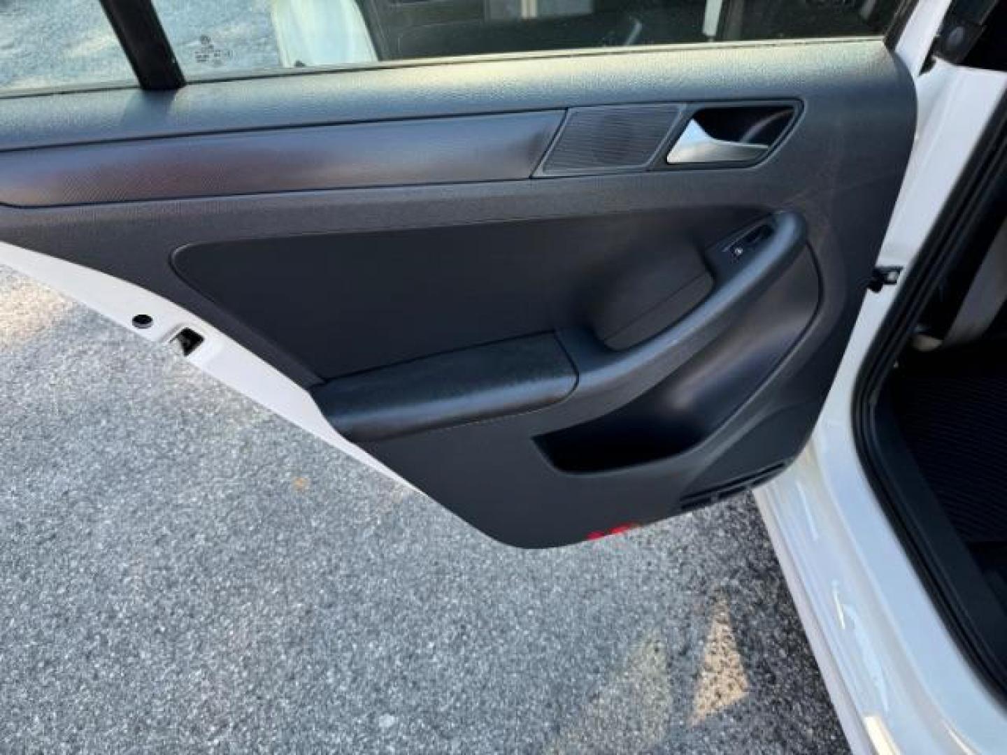 2012 WHITE Volkswagen Jetta SE (3VWDX7AJ9CM) with an 2.5L L5 DOHC 20V engine, 6-Speed Automatic transmission, located at 1806 Veterans Memorial Hwy SW, Austell, GA, 30168, (770) 944-9558, 33.817959, -84.606987 - Photo#9