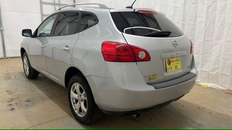 2010 Silver Nissan Rogue S AWD (JN8AS5MV4AW) with an 2.5L L4 DOHC 16V engine, Continuously Variabl transmission, located at 1806 Veterans Memorial Hwy SW, Austell, GA, 30168, (770) 944-9558, 33.817959, -84.606987 - Photo#3