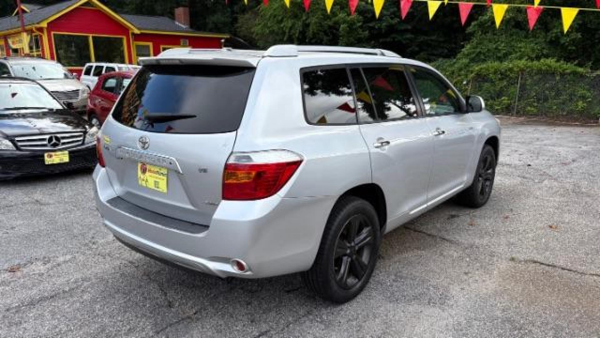 2009 Silver Toyota Highlander Limited 4WD (JTEES42AX92) with an 3.5L V6 DOHC 24V engine, 5-Speed Automatic transmission, located at 1806 Veterans Memorial Hwy SW, Austell, GA, 30168, (770) 944-9558, 33.817959, -84.606987 - Photo#4