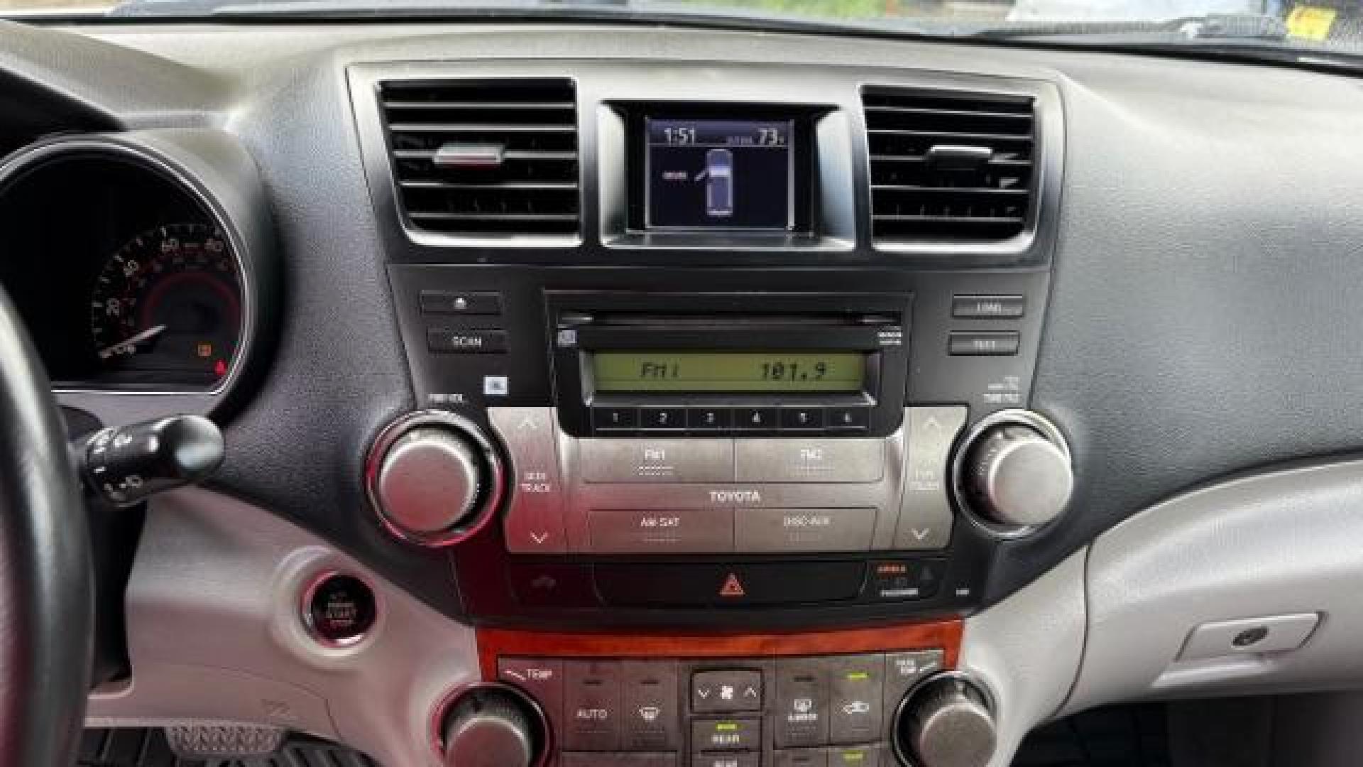 2009 Silver Toyota Highlander Limited 4WD (JTEES42AX92) with an 3.5L V6 DOHC 24V engine, 5-Speed Automatic transmission, located at 1806 Veterans Memorial Hwy SW, Austell, GA, 30168, (770) 944-9558, 33.817959, -84.606987 - Photo#6