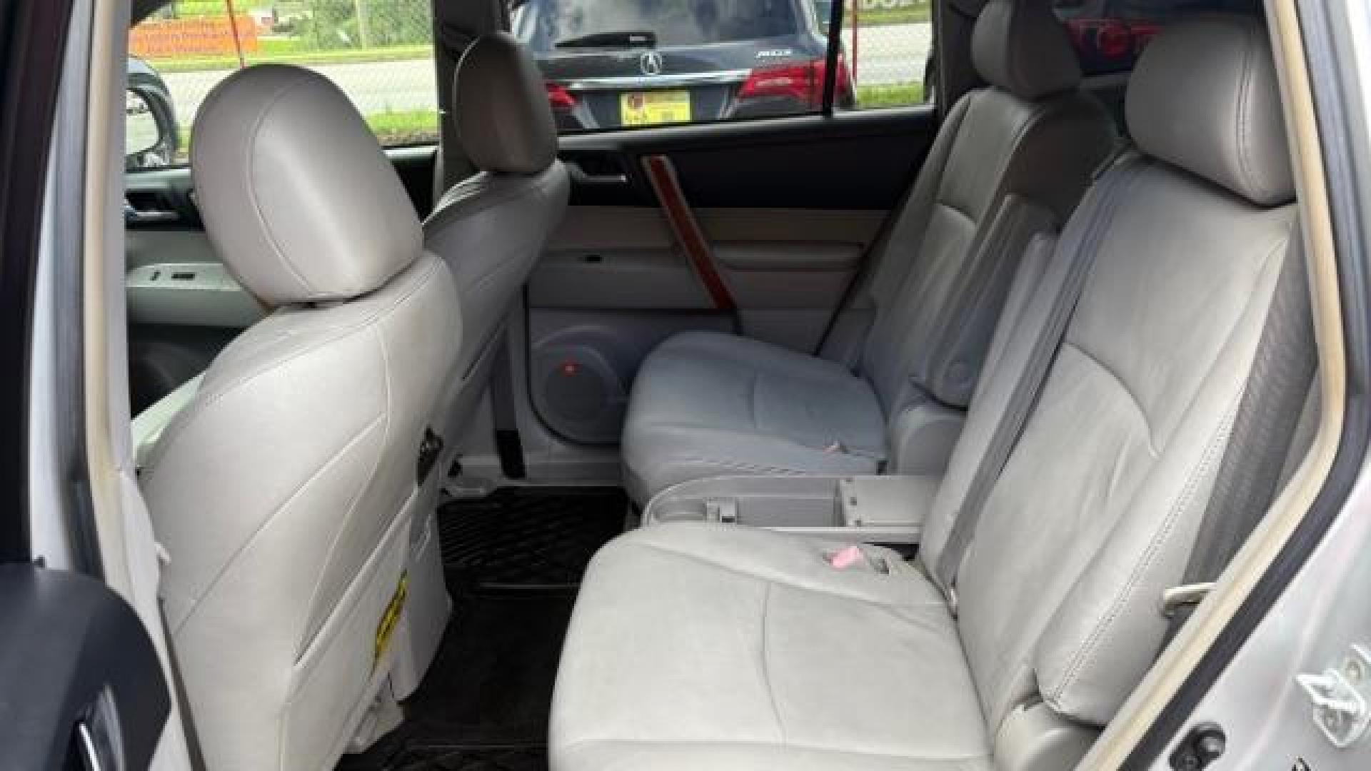 2009 Silver Toyota Highlander Limited 4WD (JTEES42AX92) with an 3.5L V6 DOHC 24V engine, 5-Speed Automatic transmission, located at 1806 Veterans Memorial Hwy SW, Austell, GA, 30168, (770) 944-9558, 33.817959, -84.606987 - Photo#11