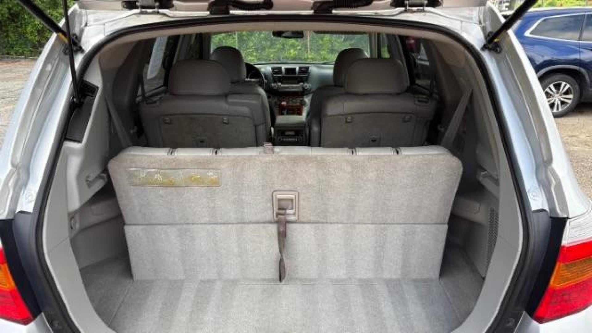 2009 Silver Toyota Highlander Limited 4WD (JTEES42AX92) with an 3.5L V6 DOHC 24V engine, 5-Speed Automatic transmission, located at 1806 Veterans Memorial Hwy SW, Austell, GA, 30168, (770) 944-9558, 33.817959, -84.606987 - Photo#12
