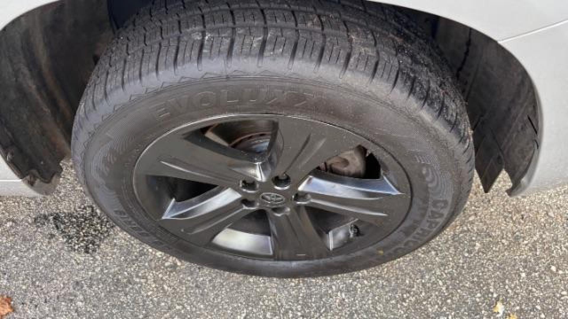 2009 Silver Toyota Highlander Limited 4WD (JTEES42AX92) with an 3.5L V6 DOHC 24V engine, 5-Speed Automatic transmission, located at 1806 Veterans Memorial Hwy SW, Austell, GA, 30168, (770) 944-9558, 33.817959, -84.606987 - Photo#18