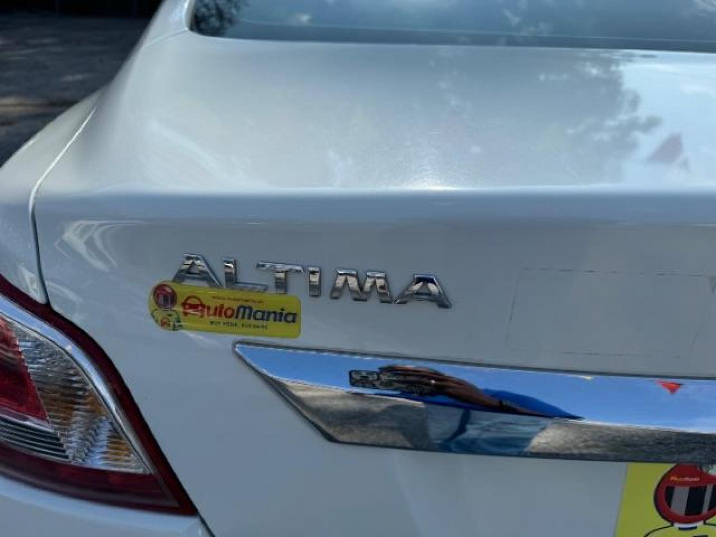 2013 WHITE Nissan Altima 2.5 (1N4AL3AP6DC) with an 2.5L L4 DOHC 16V engine, 6-Speed Manual transmission, located at 1806 Veterans Memorial Hwy SW, Austell, GA, 30168, (770) 944-9558, 33.817959, -84.606987 - Photo#16