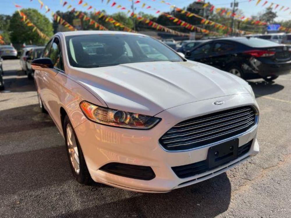 2016 White Ford Fusion SE (3FA6P0H72GR) with an 2.5L L4 DOHC 16V engine, 6-Speed Automatic transmission, located at 1806 Veterans Memorial Hwy SW, Austell, GA, 30168, (770) 944-9558, 33.817959, -84.606987 - Photo #2