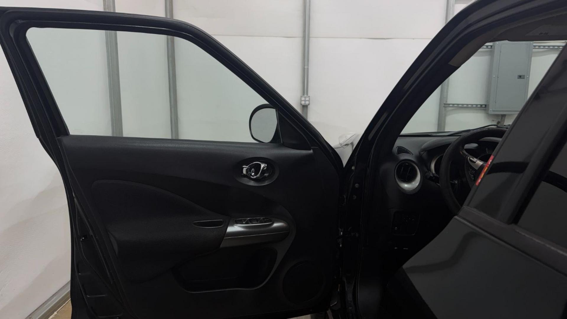 2014 Nissan Juke S FWD (JN8AF5MR5ET) with an 1.6L L4 DOHC 16V TURBO engine, Continuously Variable Transmission transmission, located at 1806 Veterans Memorial Hwy SW, Austell, GA, 30168, (770) 944-9558, 33.817959, -84.606987 - Photo#9