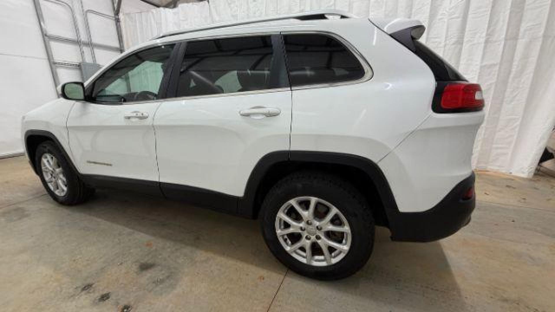 2015 White Jeep Cherokee Latitude 4WD (1C4PJMCS4FW) with an 3.2L V6 DOHC 24V engine, 9-Speed Automatic transmission, located at 1806 Veterans Memorial Hwy SW, Austell, GA, 30168, (770) 944-9558, 33.817959, -84.606987 - Photo#2