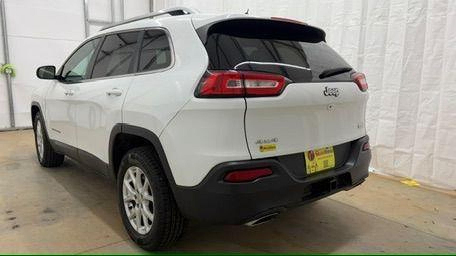 2015 White Jeep Cherokee Latitude 4WD (1C4PJMCS4FW) with an 3.2L V6 DOHC 24V engine, 9-Speed Automatic transmission, located at 1806 Veterans Memorial Hwy SW, Austell, GA, 30168, (770) 944-9558, 33.817959, -84.606987 - Photo#3