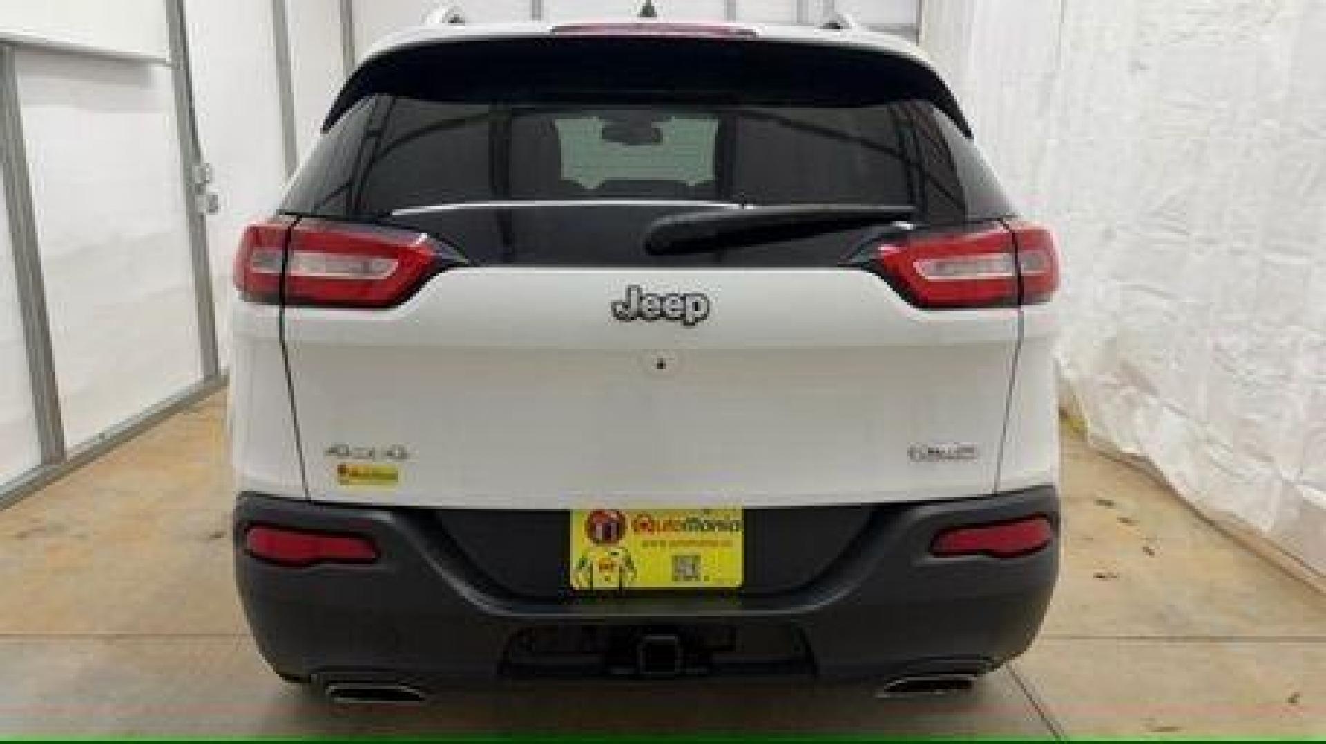 2015 White Jeep Cherokee Latitude 4WD (1C4PJMCS4FW) with an 3.2L V6 DOHC 24V engine, 9-Speed Automatic transmission, located at 1806 Veterans Memorial Hwy SW, Austell, GA, 30168, (770) 944-9558, 33.817959, -84.606987 - Photo#4