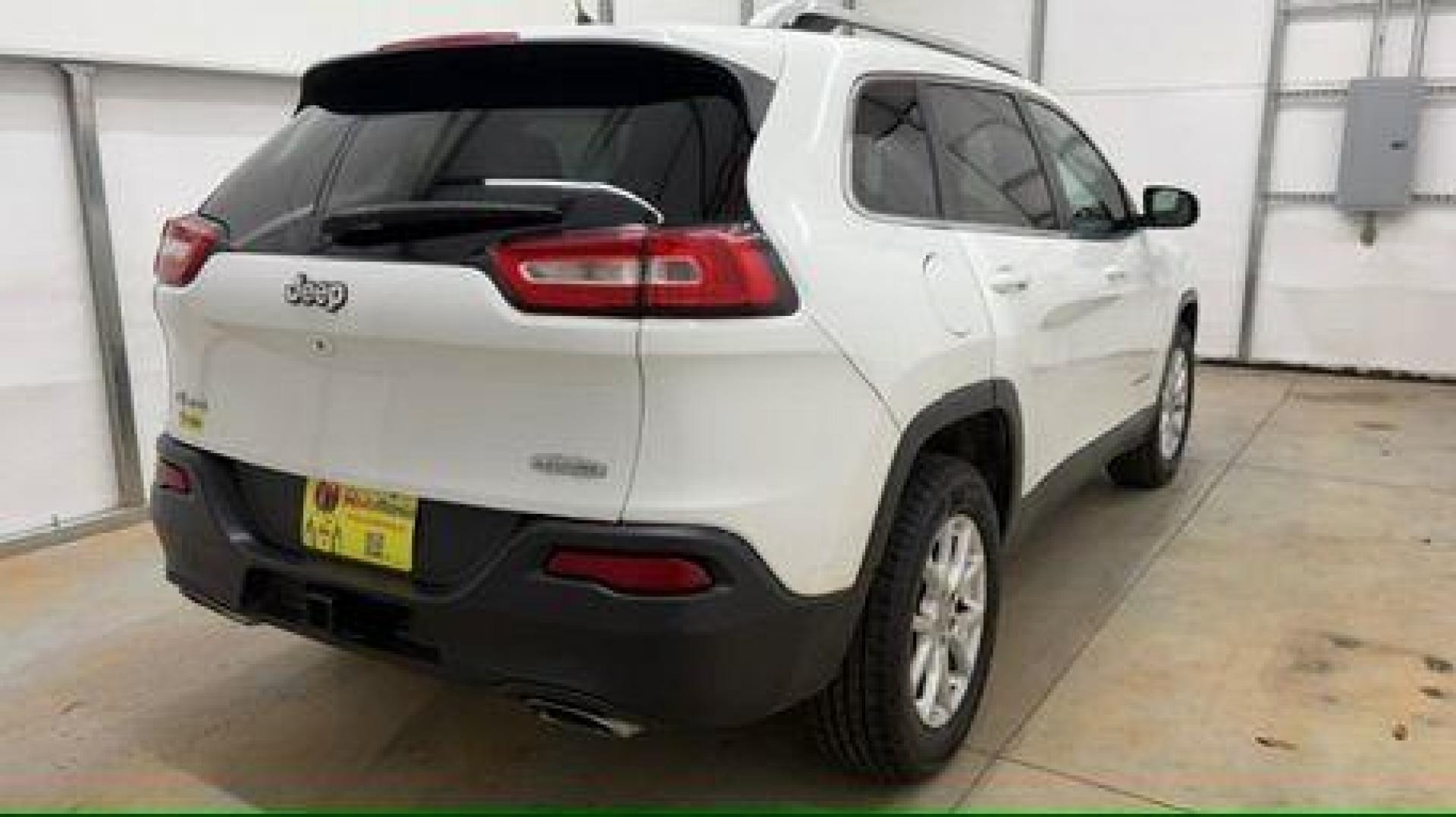 2015 White Jeep Cherokee Latitude 4WD (1C4PJMCS4FW) with an 3.2L V6 DOHC 24V engine, 9-Speed Automatic transmission, located at 1806 Veterans Memorial Hwy SW, Austell, GA, 30168, (770) 944-9558, 33.817959, -84.606987 - Photo#5