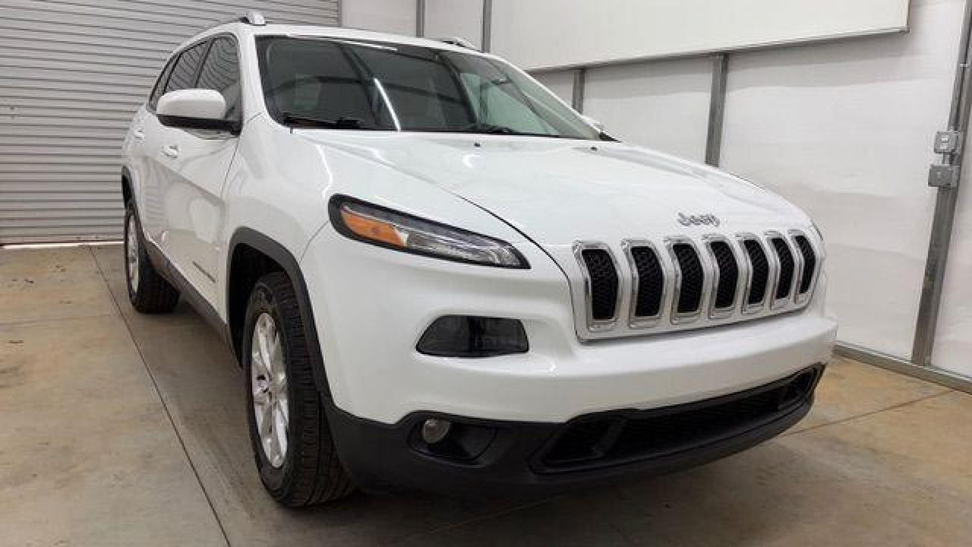 2015 White Jeep Cherokee Latitude 4WD (1C4PJMCS4FW) with an 3.2L V6 DOHC 24V engine, 9-Speed Automatic transmission, located at 1806 Veterans Memorial Hwy SW, Austell, GA, 30168, (770) 944-9558, 33.817959, -84.606987 - Photo#8