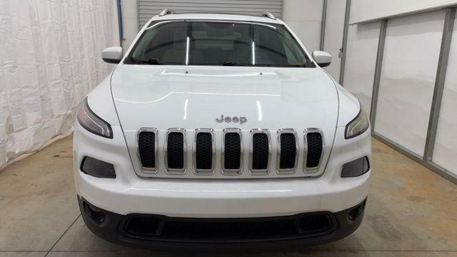 2015 White Jeep Cherokee Latitude 4WD (1C4PJMCS4FW) with an 3.2L V6 DOHC 24V engine, 9-Speed Automatic transmission, located at 1806 Veterans Memorial Hwy SW, Austell, GA, 30168, (770) 944-9558, 33.817959, -84.606987 - Photo#9