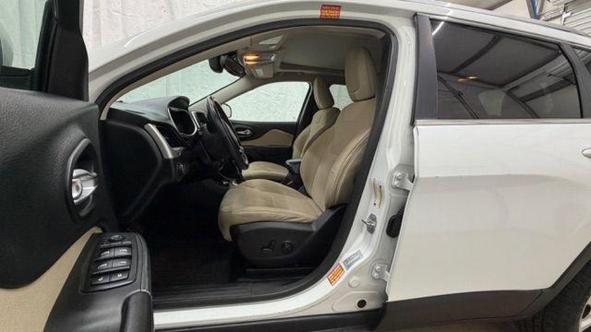 2015 White Jeep Cherokee Latitude 4WD (1C4PJMCS4FW) with an 3.2L V6 DOHC 24V engine, 9-Speed Automatic transmission, located at 1806 Veterans Memorial Hwy SW, Austell, GA, 30168, (770) 944-9558, 33.817959, -84.606987 - Photo#12