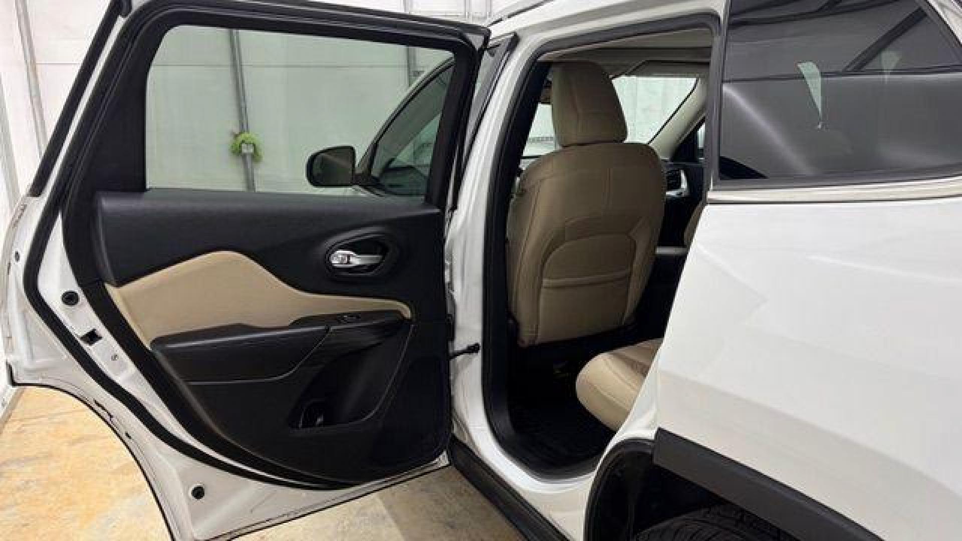 2015 White Jeep Cherokee Latitude 4WD (1C4PJMCS4FW) with an 3.2L V6 DOHC 24V engine, 9-Speed Automatic transmission, located at 1806 Veterans Memorial Hwy SW, Austell, GA, 30168, (770) 944-9558, 33.817959, -84.606987 - Photo#13