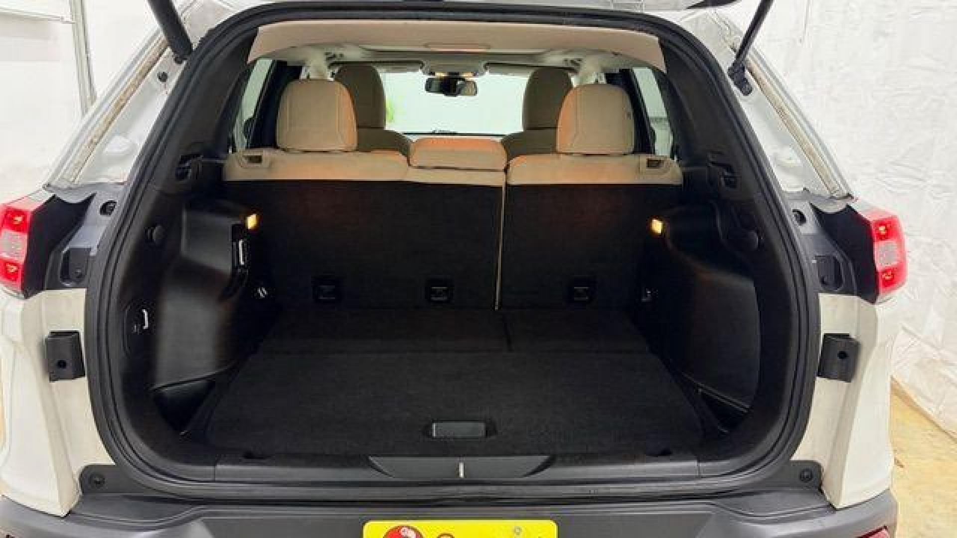 2015 White Jeep Cherokee Latitude 4WD (1C4PJMCS4FW) with an 3.2L V6 DOHC 24V engine, 9-Speed Automatic transmission, located at 1806 Veterans Memorial Hwy SW, Austell, GA, 30168, (770) 944-9558, 33.817959, -84.606987 - Photo#16