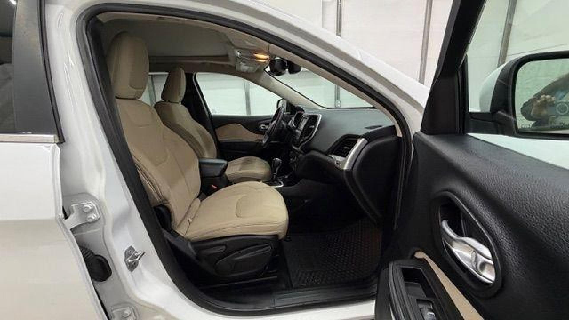 2015 White Jeep Cherokee Latitude 4WD (1C4PJMCS4FW) with an 3.2L V6 DOHC 24V engine, 9-Speed Automatic transmission, located at 1806 Veterans Memorial Hwy SW, Austell, GA, 30168, (770) 944-9558, 33.817959, -84.606987 - Photo#18