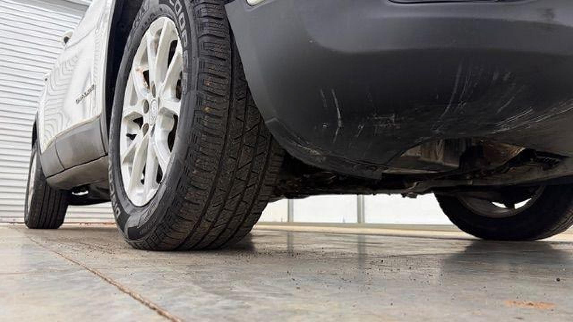 2015 White Jeep Cherokee Latitude 4WD (1C4PJMCS4FW) with an 3.2L V6 DOHC 24V engine, 9-Speed Automatic transmission, located at 1806 Veterans Memorial Hwy SW, Austell, GA, 30168, (770) 944-9558, 33.817959, -84.606987 - Photo#19