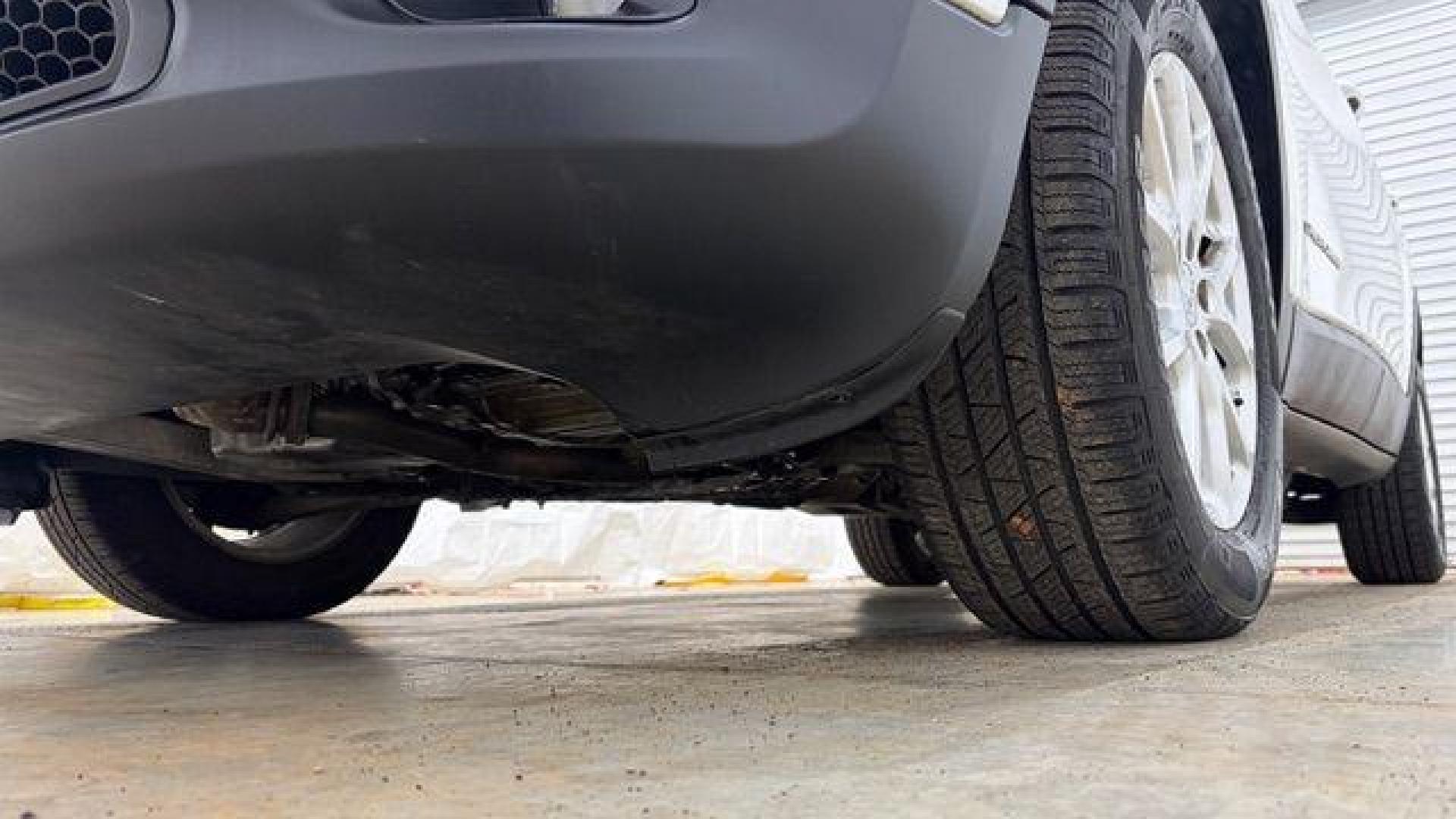 2015 White Jeep Cherokee Latitude 4WD (1C4PJMCS4FW) with an 3.2L V6 DOHC 24V engine, 9-Speed Automatic transmission, located at 1806 Veterans Memorial Hwy SW, Austell, GA, 30168, (770) 944-9558, 33.817959, -84.606987 - Photo#20