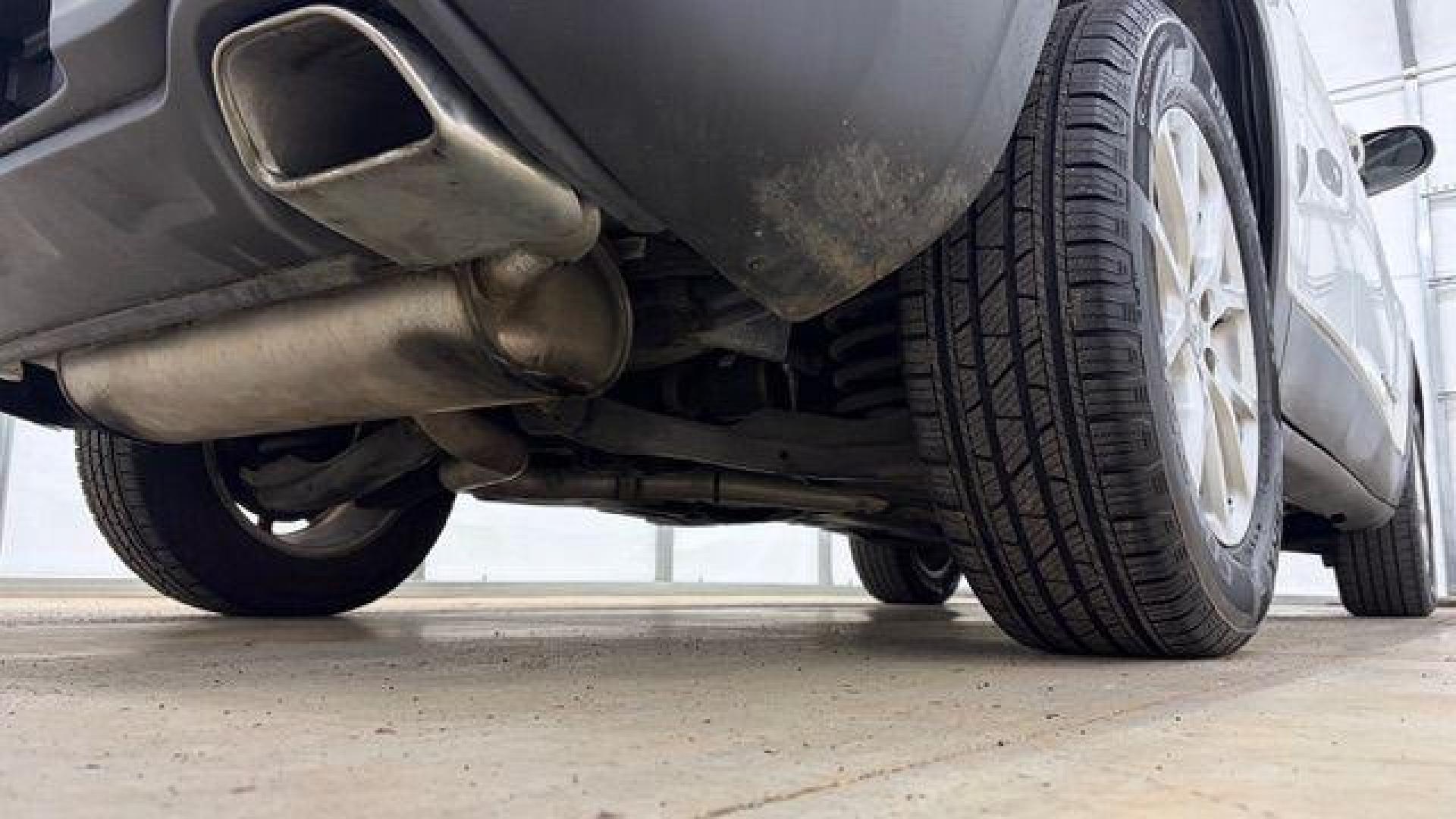 2015 White Jeep Cherokee Latitude 4WD (1C4PJMCS4FW) with an 3.2L V6 DOHC 24V engine, 9-Speed Automatic transmission, located at 1806 Veterans Memorial Hwy SW, Austell, GA, 30168, (770) 944-9558, 33.817959, -84.606987 - Photo#22