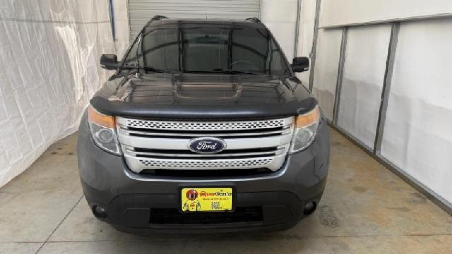 2015 Gray Ford Explorer XLT FWD (1FM5K7D81FG) with an 3.5L V6 DOHC 24V engine, 6-Speed Automatic transmission, located at 1806 Veterans Memorial Hwy SW, Austell, GA, 30168, (770) 944-9558, 33.817959, -84.606987 - Photo#4