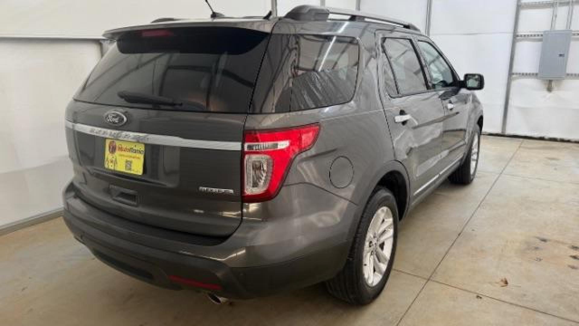 2015 Gray Ford Explorer XLT FWD (1FM5K7D81FG) with an 3.5L V6 DOHC 24V engine, 6-Speed Automatic transmission, located at 1806 Veterans Memorial Hwy SW, Austell, GA, 30168, (770) 944-9558, 33.817959, -84.606987 - Photo#5