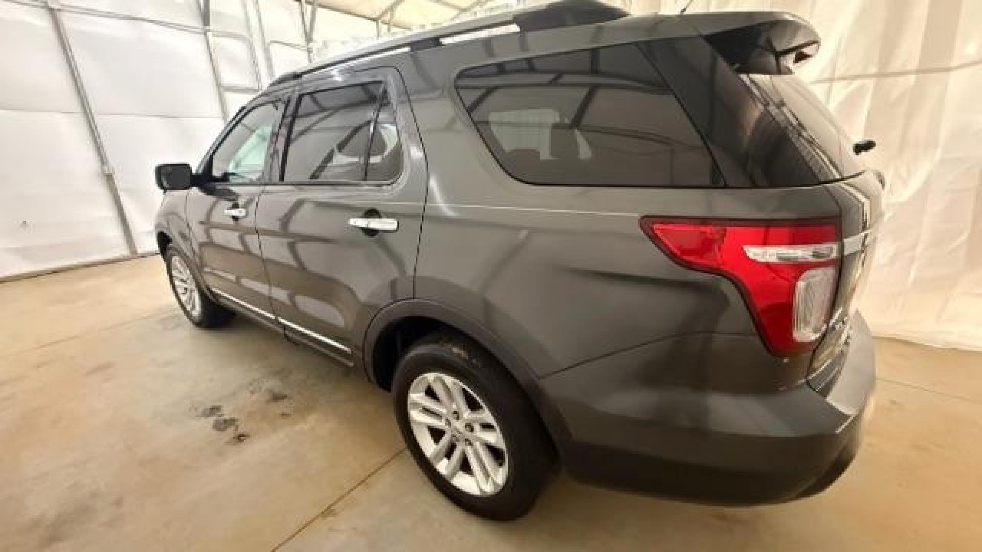2015 Gray Ford Explorer XLT FWD (1FM5K7D81FG) with an 3.5L V6 DOHC 24V engine, 6-Speed Automatic transmission, located at 1806 Veterans Memorial Hwy SW, Austell, GA, 30168, (770) 944-9558, 33.817959, -84.606987 - Photo#6