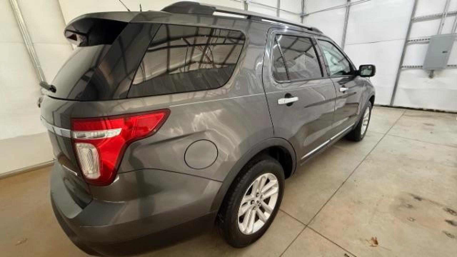 2015 Gray Ford Explorer XLT FWD (1FM5K7D81FG) with an 3.5L V6 DOHC 24V engine, 6-Speed Automatic transmission, located at 1806 Veterans Memorial Hwy SW, Austell, GA, 30168, (770) 944-9558, 33.817959, -84.606987 - Photo#10