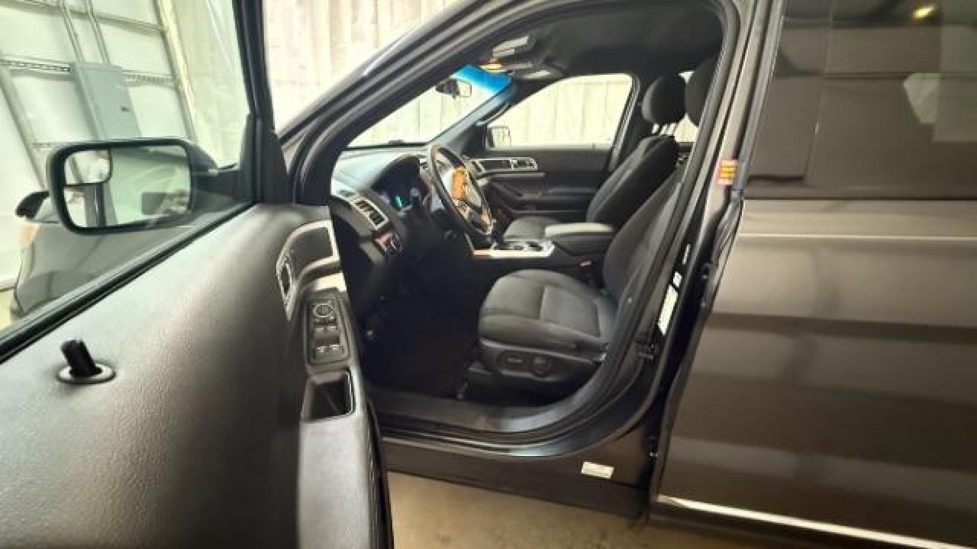 2015 Gray Ford Explorer XLT FWD (1FM5K7D81FG) with an 3.5L V6 DOHC 24V engine, 6-Speed Automatic transmission, located at 1806 Veterans Memorial Hwy SW, Austell, GA, 30168, (770) 944-9558, 33.817959, -84.606987 - Photo#11