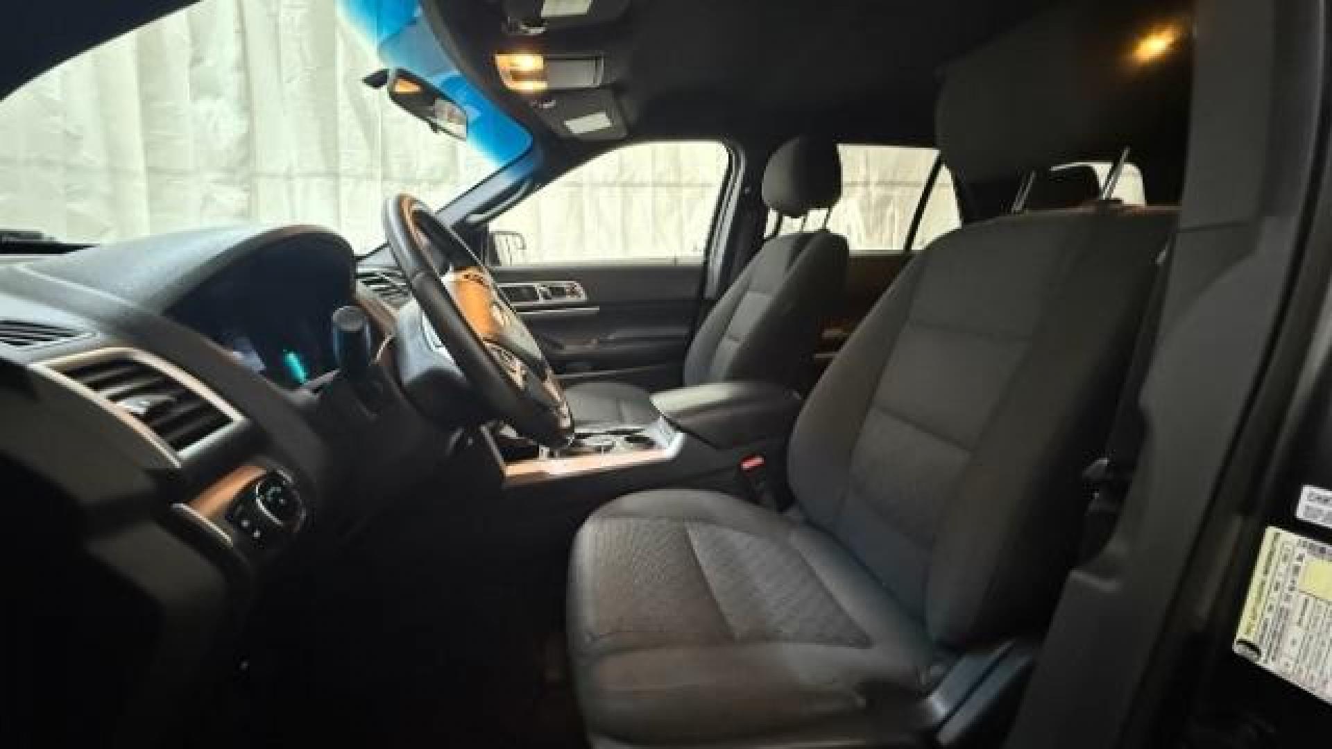 2015 Gray Ford Explorer XLT FWD (1FM5K7D81FG) with an 3.5L V6 DOHC 24V engine, 6-Speed Automatic transmission, located at 1806 Veterans Memorial Hwy SW, Austell, GA, 30168, (770) 944-9558, 33.817959, -84.606987 - Photo#12