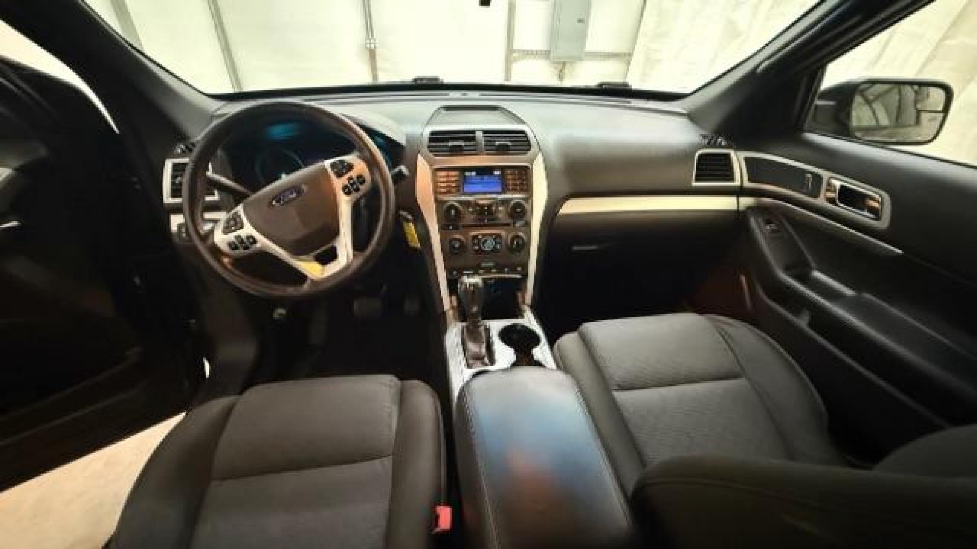 2015 Gray Ford Explorer XLT FWD (1FM5K7D81FG) with an 3.5L V6 DOHC 24V engine, 6-Speed Automatic transmission, located at 1806 Veterans Memorial Hwy SW, Austell, GA, 30168, (770) 944-9558, 33.817959, -84.606987 - Photo#13