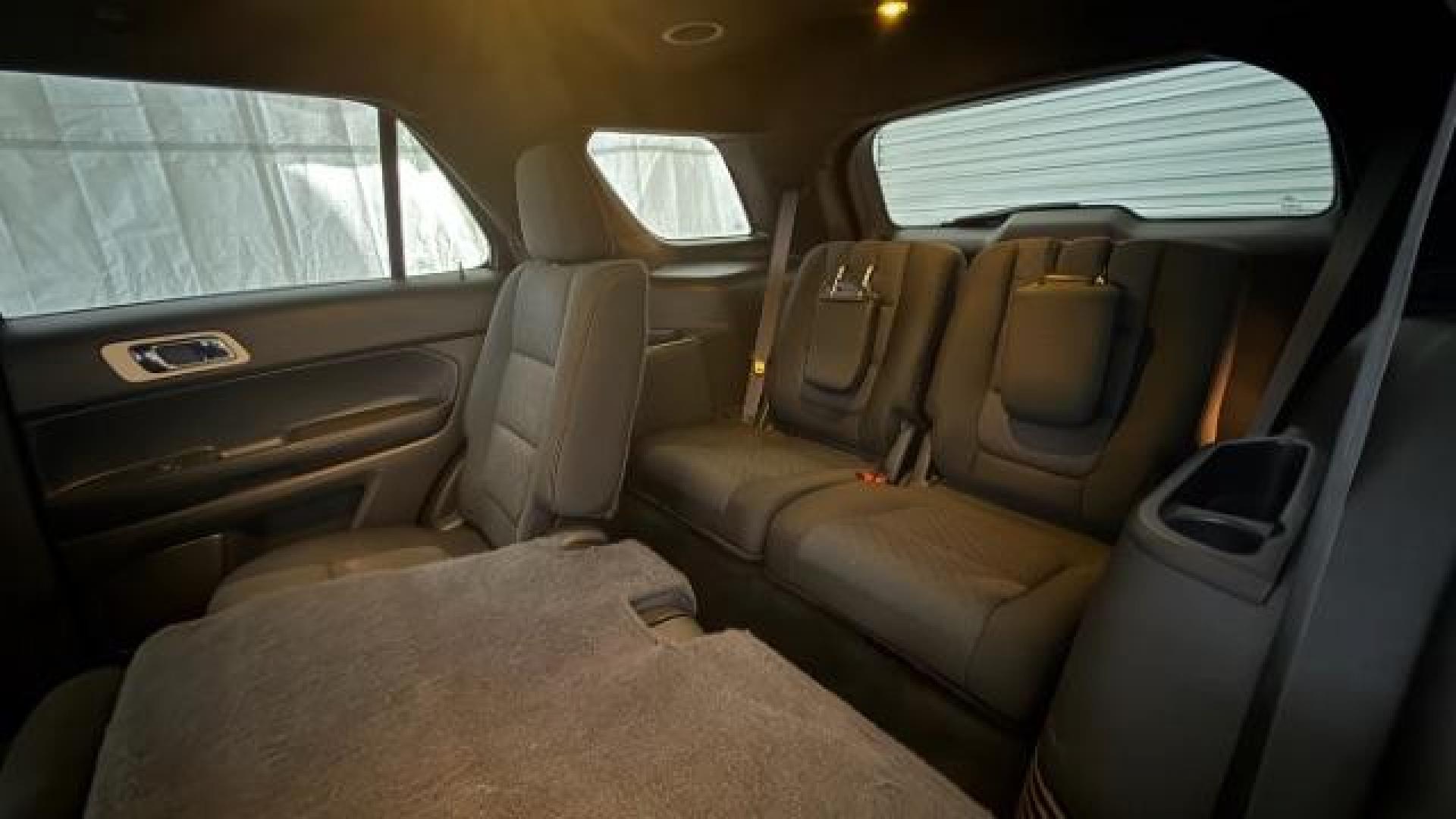 2015 Gray Ford Explorer XLT FWD (1FM5K7D81FG) with an 3.5L V6 DOHC 24V engine, 6-Speed Automatic transmission, located at 1806 Veterans Memorial Hwy SW, Austell, GA, 30168, (770) 944-9558, 33.817959, -84.606987 - Photo#14