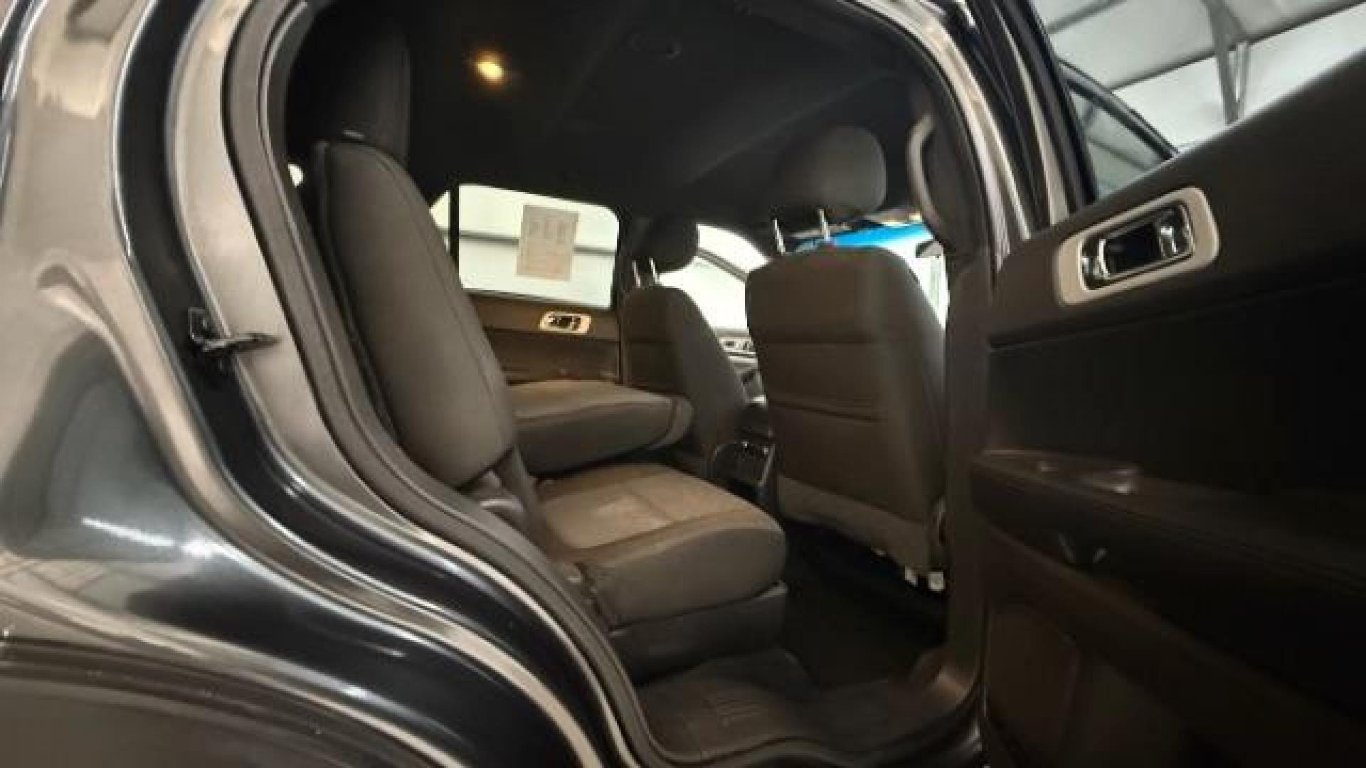 2015 Gray Ford Explorer XLT FWD (1FM5K7D81FG) with an 3.5L V6 DOHC 24V engine, 6-Speed Automatic transmission, located at 1806 Veterans Memorial Hwy SW, Austell, GA, 30168, (770) 944-9558, 33.817959, -84.606987 - Photo#16