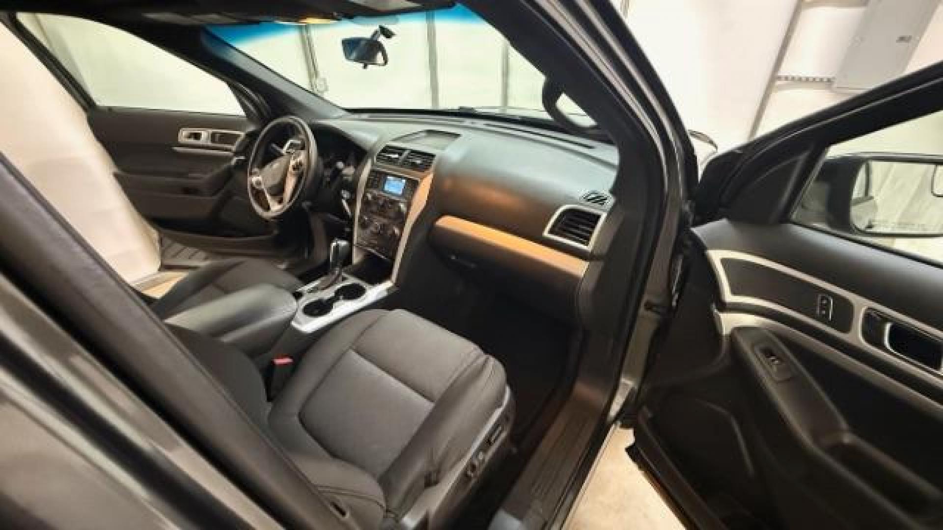 2015 Gray Ford Explorer XLT FWD (1FM5K7D81FG) with an 3.5L V6 DOHC 24V engine, 6-Speed Automatic transmission, located at 1806 Veterans Memorial Hwy SW, Austell, GA, 30168, (770) 944-9558, 33.817959, -84.606987 - Photo#18