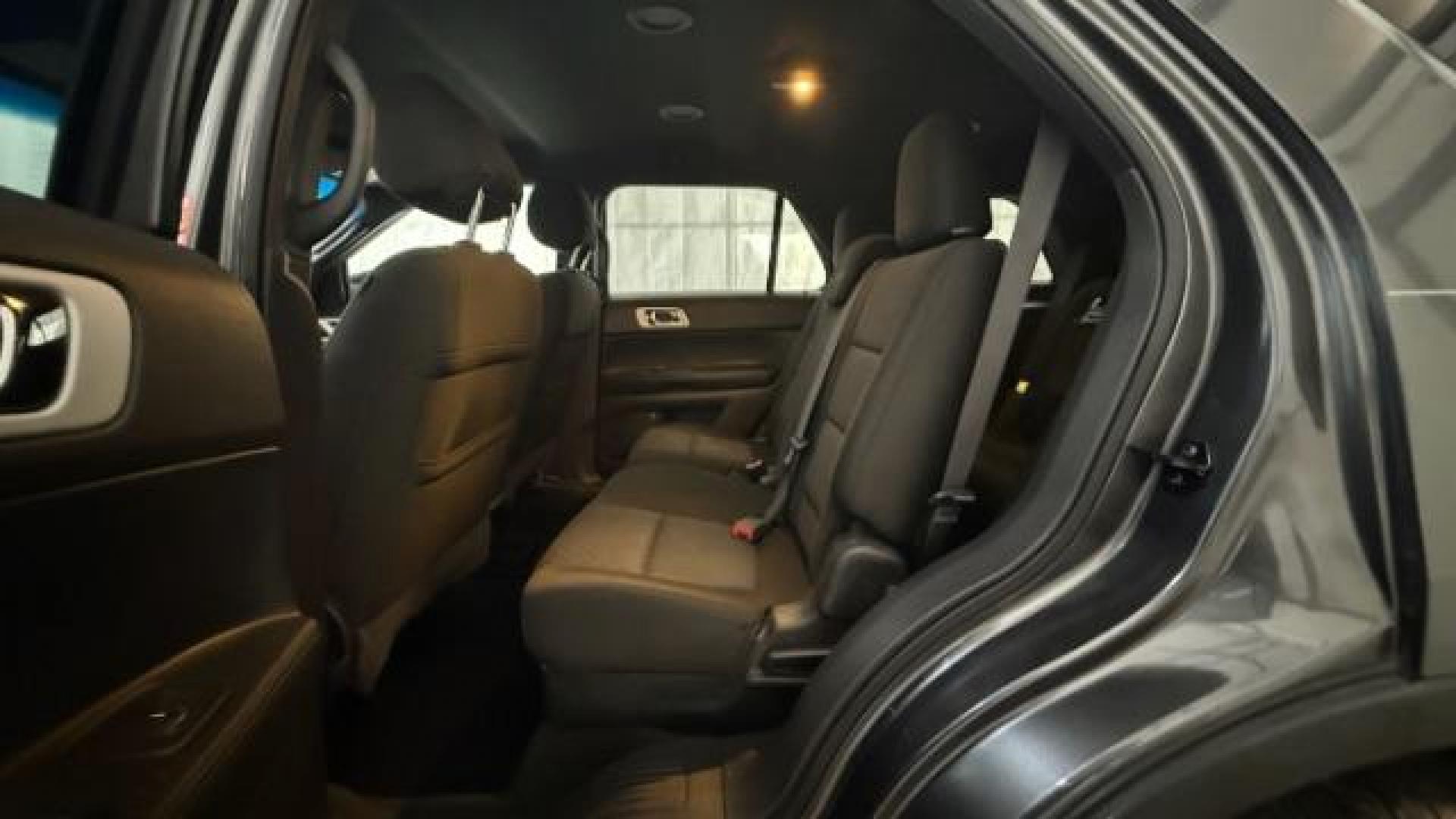 2015 Gray Ford Explorer XLT FWD (1FM5K7D81FG) with an 3.5L V6 DOHC 24V engine, 6-Speed Automatic transmission, located at 1806 Veterans Memorial Hwy SW, Austell, GA, 30168, (770) 944-9558, 33.817959, -84.606987 - Photo#19