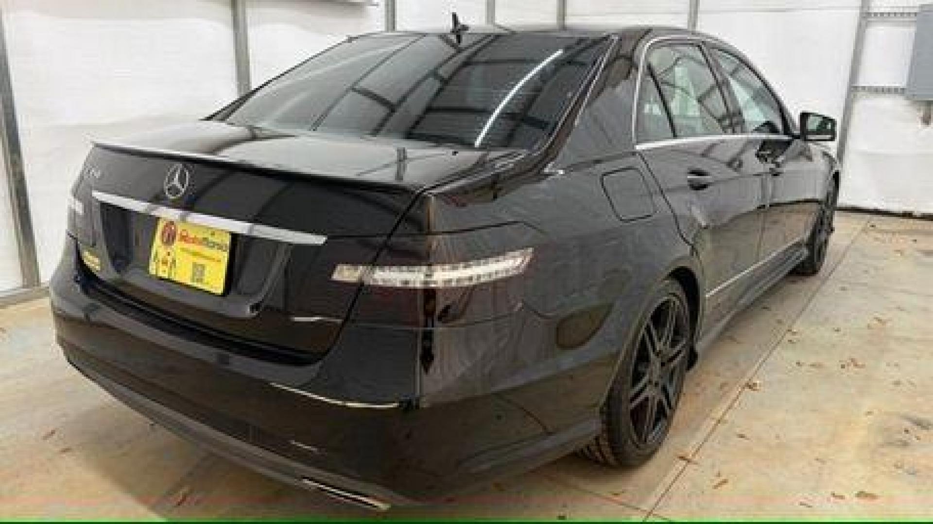 2010 Black Mercedes-Benz E-Class E350 Sedan (WDDHF5GB2AA) with an 3.5L V6 DOHC 24V engine, 7-Speed Automatic transmission, located at 1806 Veterans Memorial Hwy SW, Austell, GA, 30168, (770) 944-9558, 33.817959, -84.606987 - Photo#5