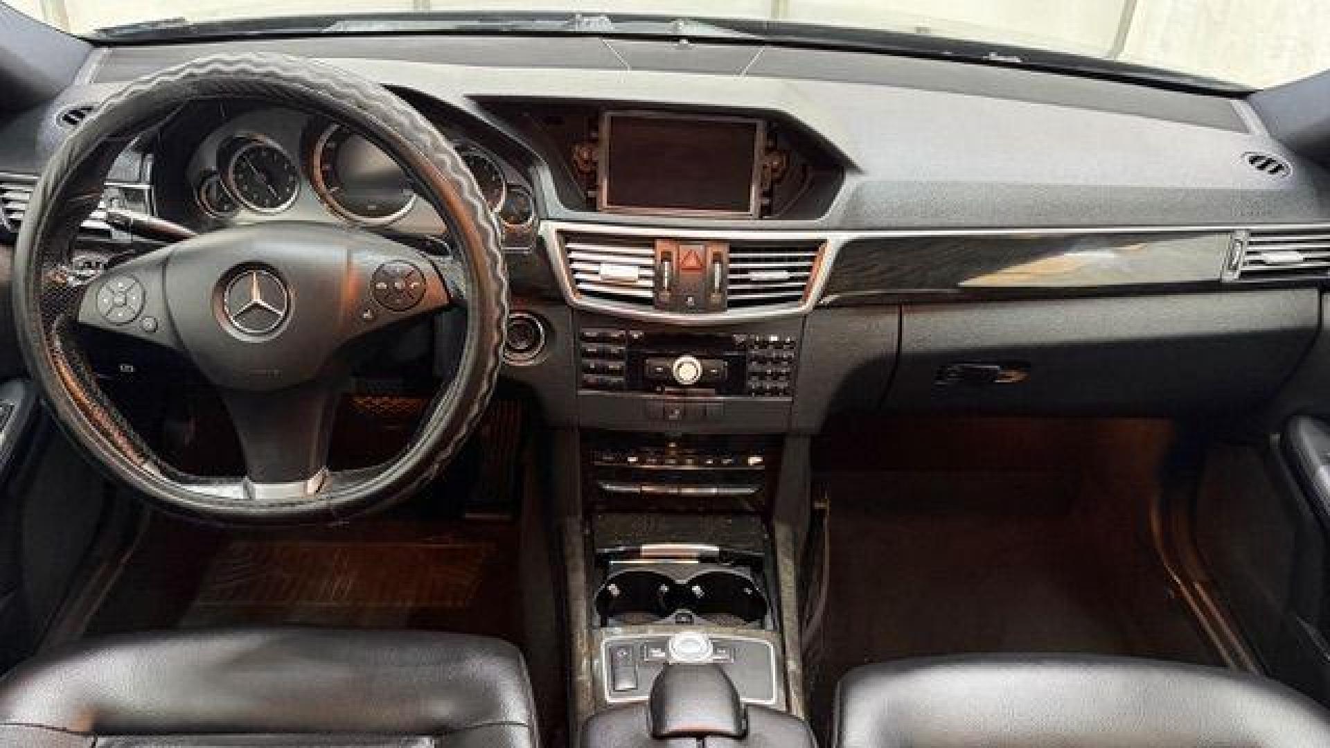 2010 Black Mercedes-Benz E-Class E350 Sedan (WDDHF5GB2AA) with an 3.5L V6 DOHC 24V engine, 7-Speed Automatic transmission, located at 1806 Veterans Memorial Hwy SW, Austell, GA, 30168, (770) 944-9558, 33.817959, -84.606987 - Photo#16