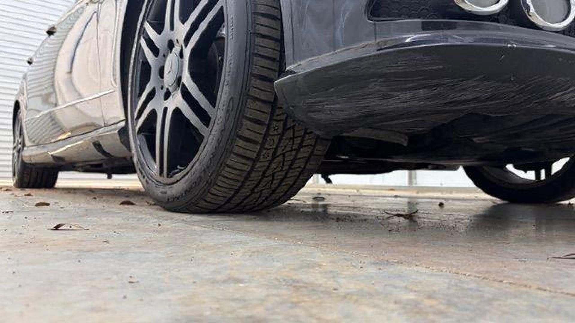 2010 Black Mercedes-Benz E-Class E350 Sedan (WDDHF5GB2AA) with an 3.5L V6 DOHC 24V engine, 7-Speed Automatic transmission, located at 1806 Veterans Memorial Hwy SW, Austell, GA, 30168, (770) 944-9558, 33.817959, -84.606987 - Photo#19