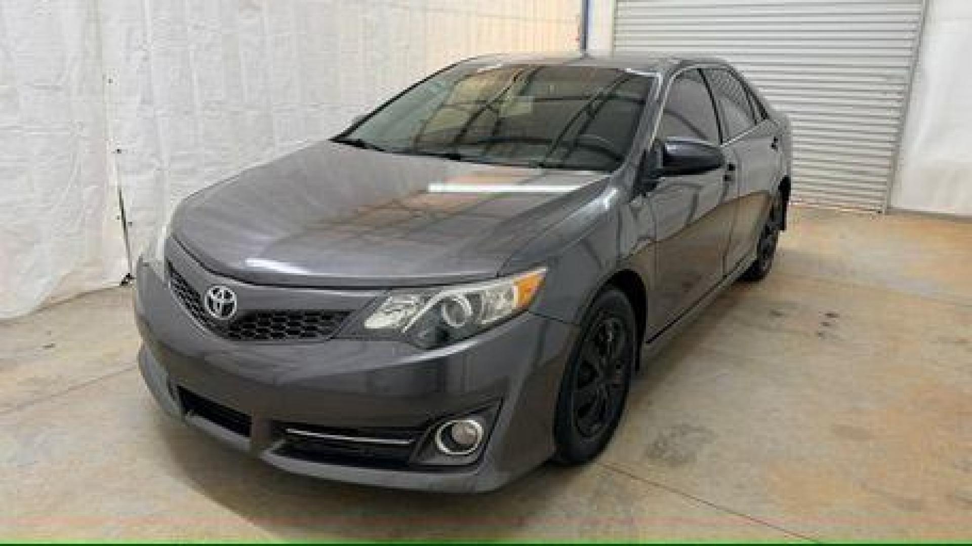 2013 GRAY Toyota Camry SE (4T1BF1FK2DU) with an 2.5L L4 DOHC 16V engine, 6-Speed Automatic transmission, located at 1806 Veterans Memorial Hwy SW, Austell, GA, 30168, (770) 944-9558, 33.817959, -84.606987 - Photo#0