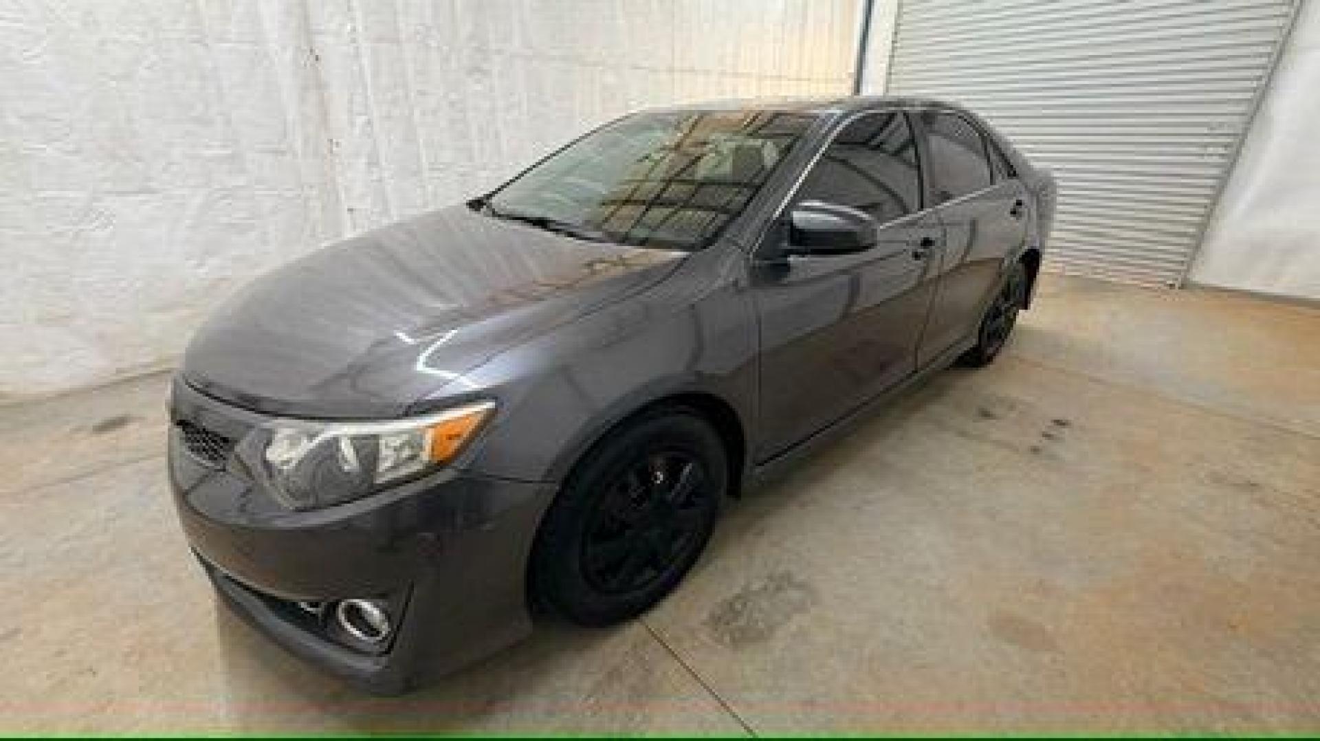2013 GRAY Toyota Camry SE (4T1BF1FK2DU) with an 2.5L L4 DOHC 16V engine, 6-Speed Automatic transmission, located at 1806 Veterans Memorial Hwy SW, Austell, GA, 30168, (770) 944-9558, 33.817959, -84.606987 - Photo#1
