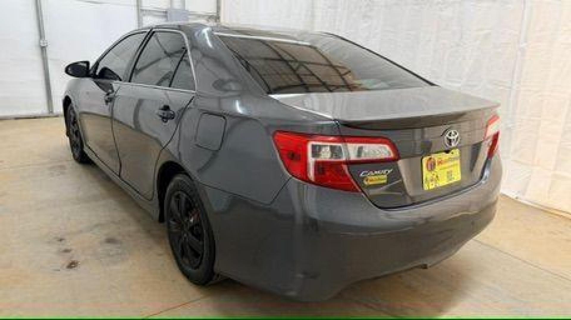2013 GRAY Toyota Camry SE (4T1BF1FK2DU) with an 2.5L L4 DOHC 16V engine, 6-Speed Automatic transmission, located at 1806 Veterans Memorial Hwy SW, Austell, GA, 30168, (770) 944-9558, 33.817959, -84.606987 - Photo#3
