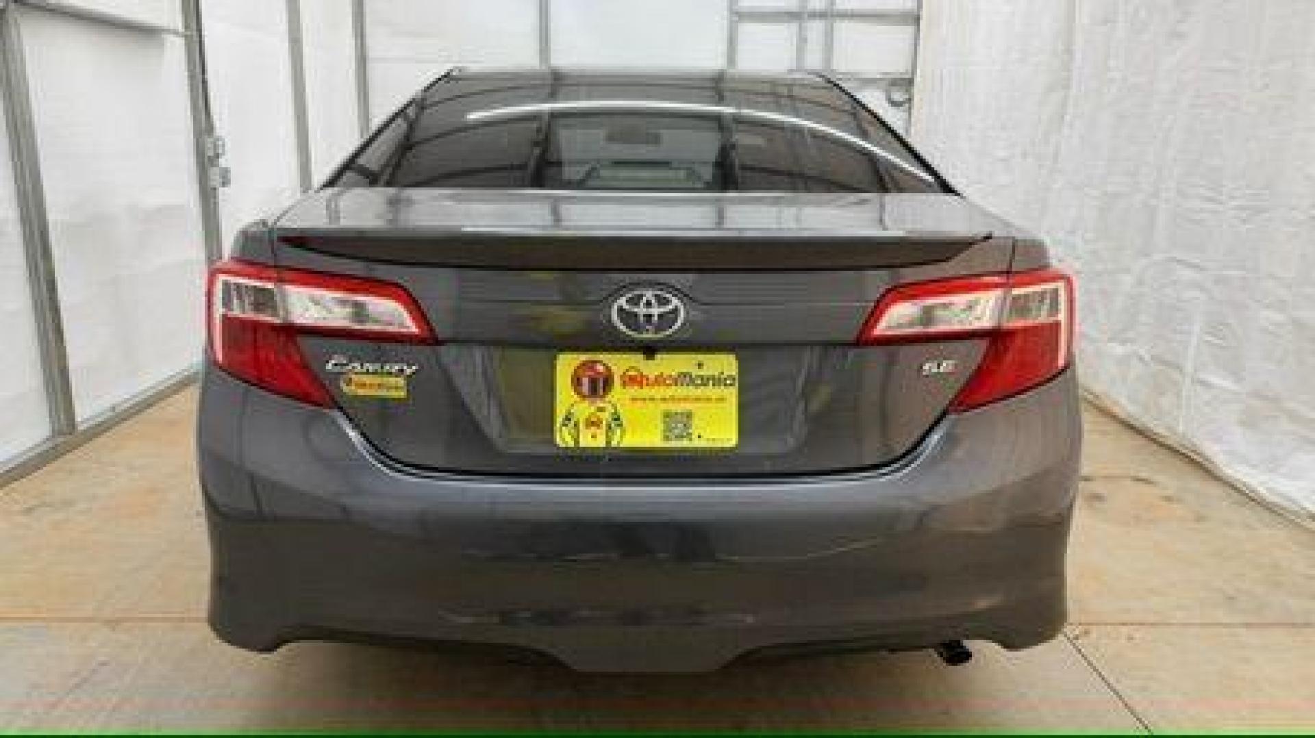 2013 GRAY Toyota Camry SE (4T1BF1FK2DU) with an 2.5L L4 DOHC 16V engine, 6-Speed Automatic transmission, located at 1806 Veterans Memorial Hwy SW, Austell, GA, 30168, (770) 944-9558, 33.817959, -84.606987 - Photo#4