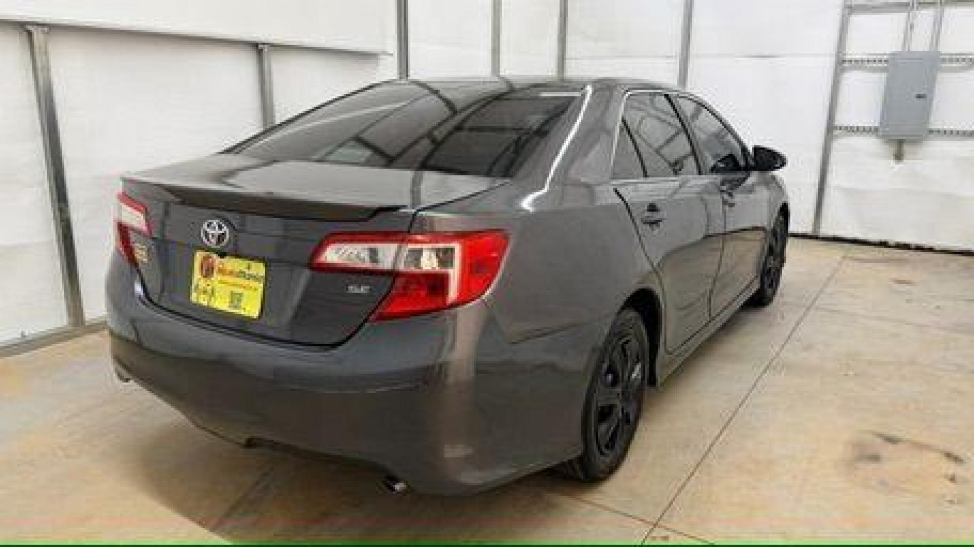 2013 GRAY Toyota Camry SE (4T1BF1FK2DU) with an 2.5L L4 DOHC 16V engine, 6-Speed Automatic transmission, located at 1806 Veterans Memorial Hwy SW, Austell, GA, 30168, (770) 944-9558, 33.817959, -84.606987 - Photo#5