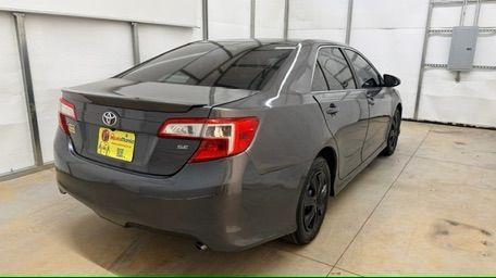 2013 GRAY Toyota Camry SE (4T1BF1FK2DU) with an 2.5L L4 DOHC 16V engine, 6-Speed Automatic transmission, located at 1806 Veterans Memorial Hwy SW, Austell, GA, 30168, (770) 944-9558, 33.817959, -84.606987 - Photo#5
