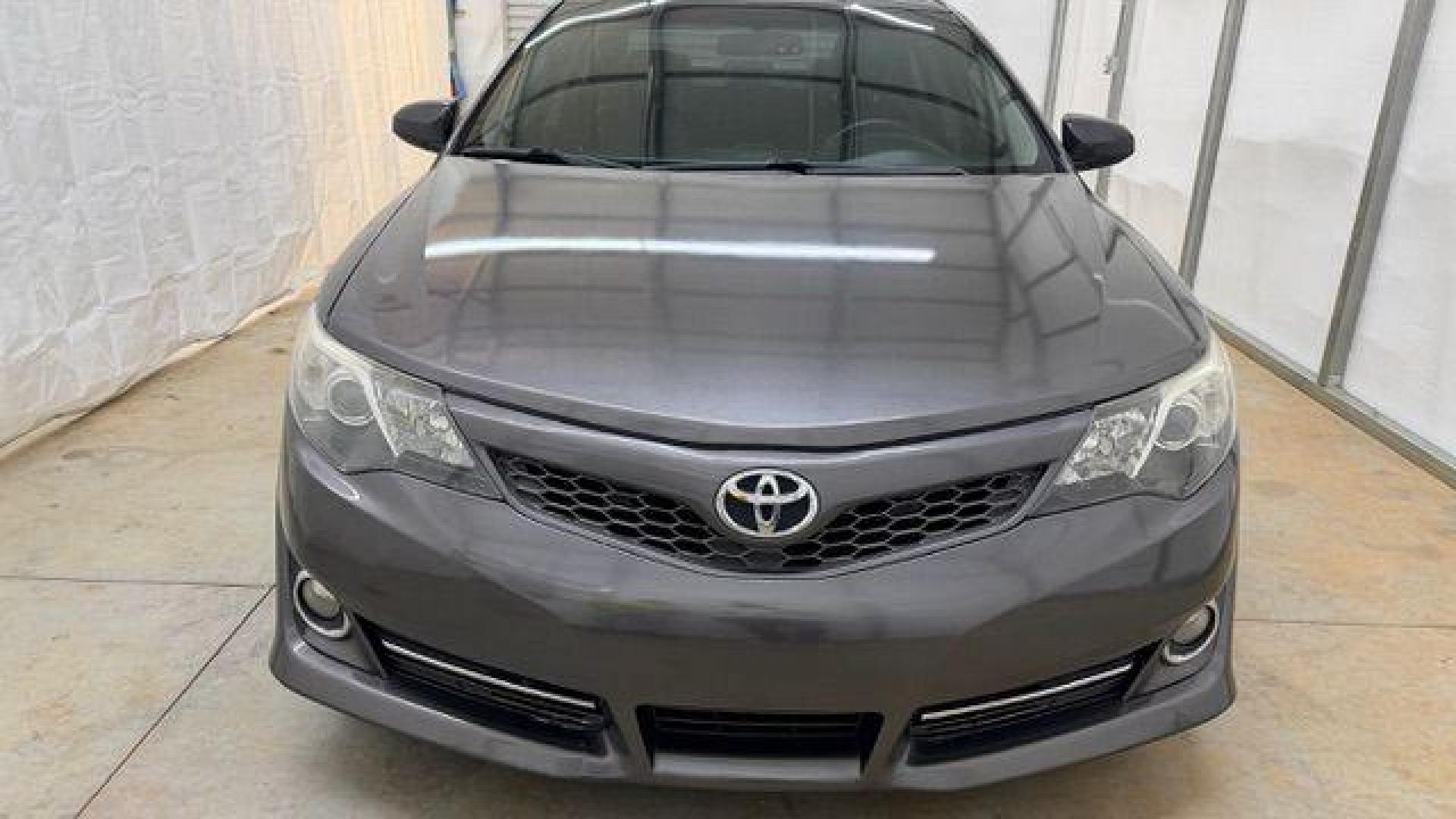 2013 GRAY Toyota Camry SE (4T1BF1FK2DU) with an 2.5L L4 DOHC 16V engine, 6-Speed Automatic transmission, located at 1806 Veterans Memorial Hwy SW, Austell, GA, 30168, (770) 944-9558, 33.817959, -84.606987 - Photo#9