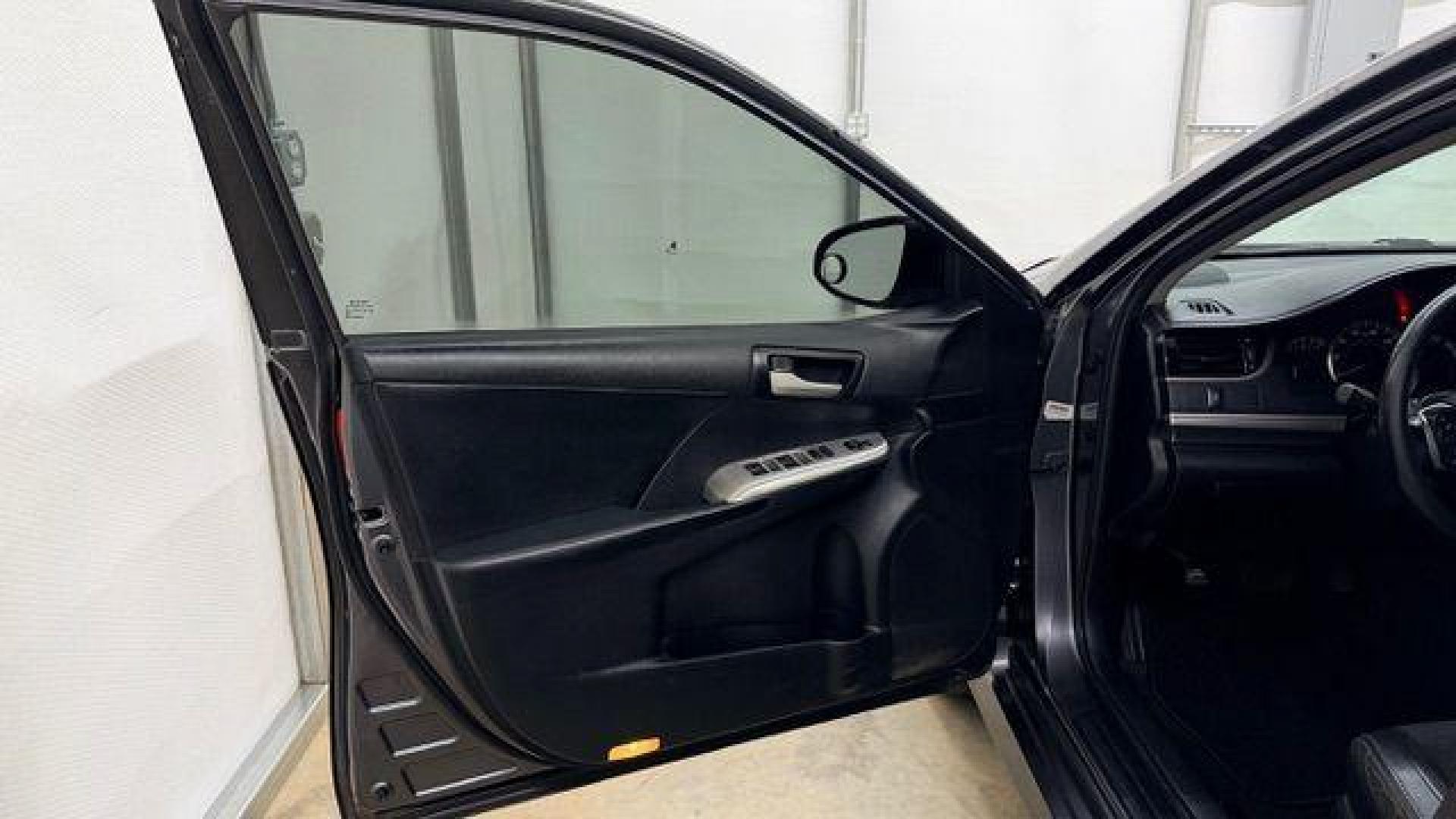 2013 GRAY Toyota Camry SE (4T1BF1FK2DU) with an 2.5L L4 DOHC 16V engine, 6-Speed Automatic transmission, located at 1806 Veterans Memorial Hwy SW, Austell, GA, 30168, (770) 944-9558, 33.817959, -84.606987 - Photo#10