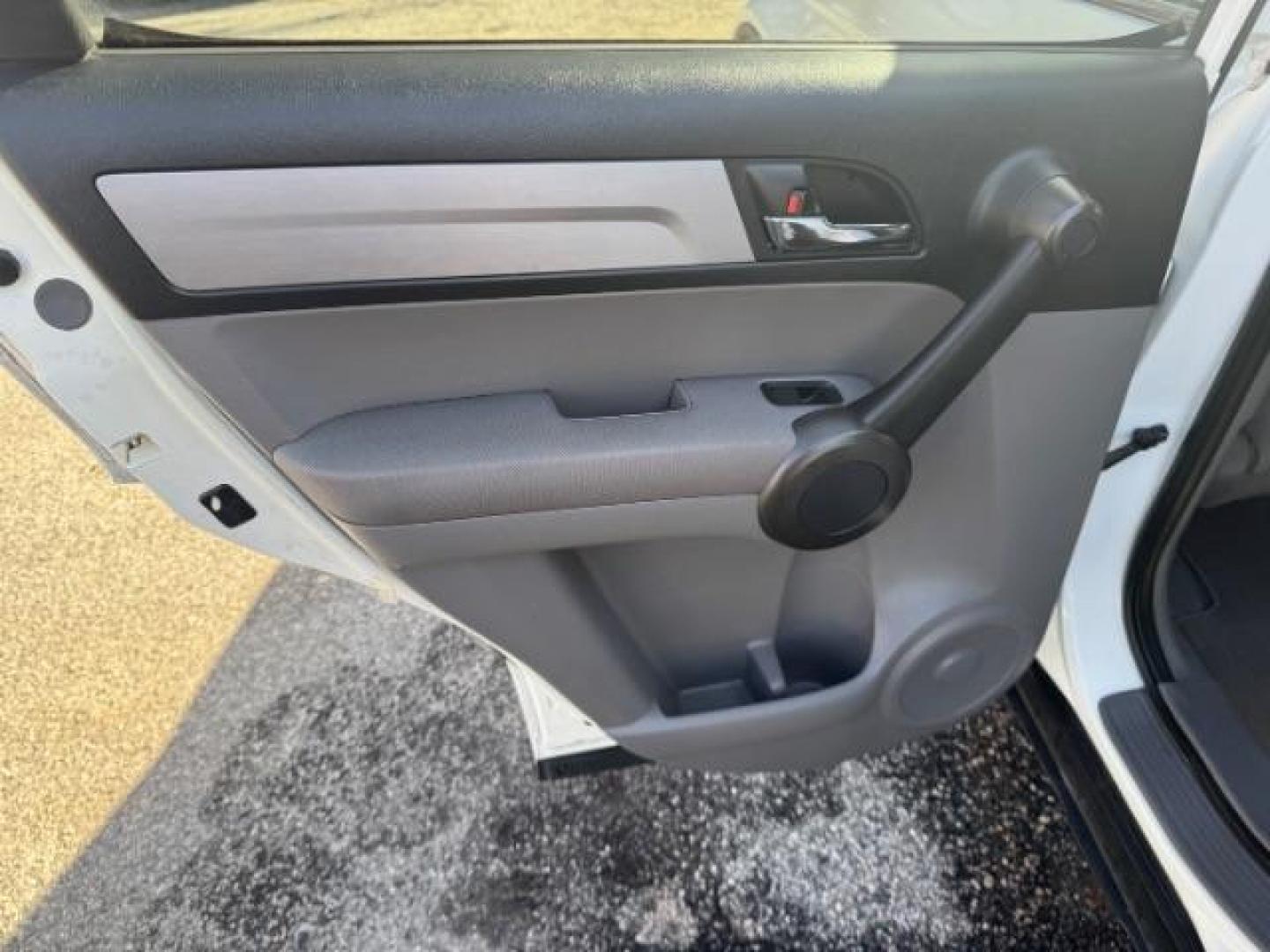 2011 White Honda CR-V SE 2WD 5-Speed AT (5J6RE3H45BL) with an 2.4L L4 DOHC 16V engine, 5-Speed Automatic transmission, located at 1806 Veterans Memorial Hwy SW, Austell, GA, 30168, (770) 944-9558, 33.817959, -84.606987 - Photo#10