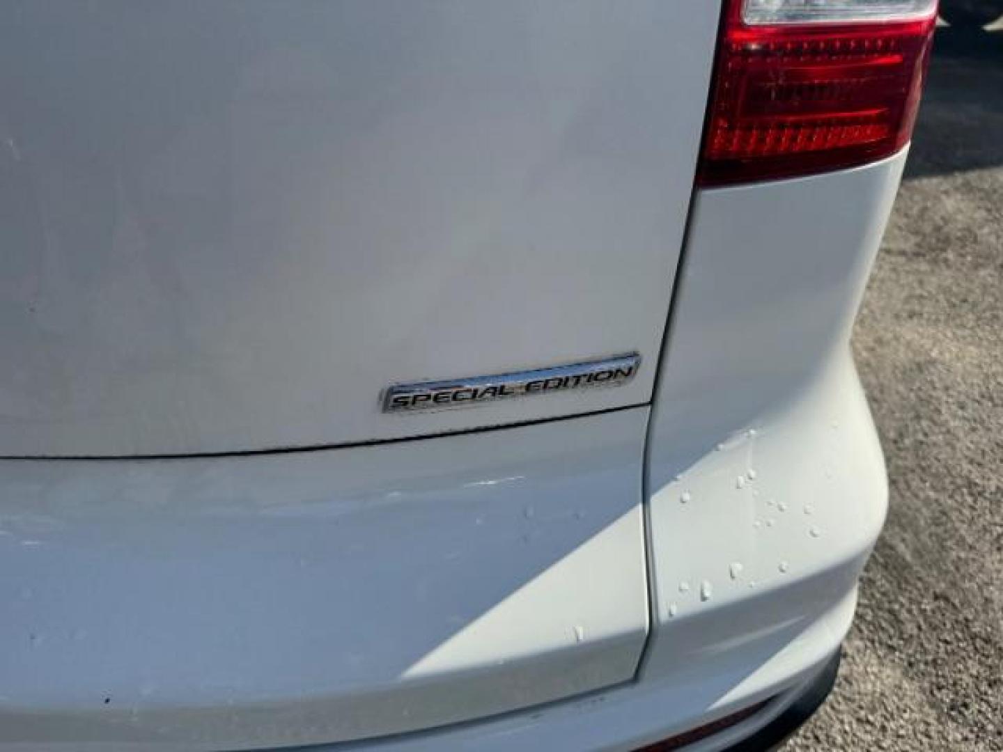 2011 White Honda CR-V SE 2WD 5-Speed AT (5J6RE3H45BL) with an 2.4L L4 DOHC 16V engine, 5-Speed Automatic transmission, located at 1806 Veterans Memorial Hwy SW, Austell, GA, 30168, (770) 944-9558, 33.817959, -84.606987 - Photo#16