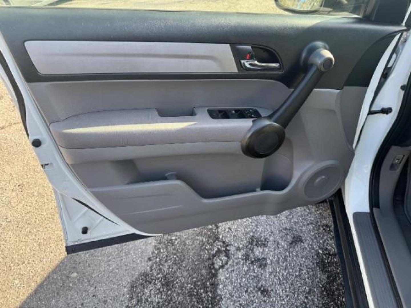 2011 White Honda CR-V SE 2WD 5-Speed AT (5J6RE3H45BL) with an 2.4L L4 DOHC 16V engine, 5-Speed Automatic transmission, located at 1806 Veterans Memorial Hwy SW, Austell, GA, 30168, (770) 944-9558, 33.817959, -84.606987 - Photo#7