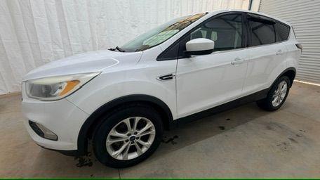 2017 White Ford Escape SE FWD (1FMCU0GD2HU) with an 1.5L L4 DOHC 16V engine, 6-Speed Automatic transmission, located at 1806 Veterans Memorial Hwy SW, Austell, GA, 30168, (770) 944-9558, 33.817959, -84.606987 - Photo#1