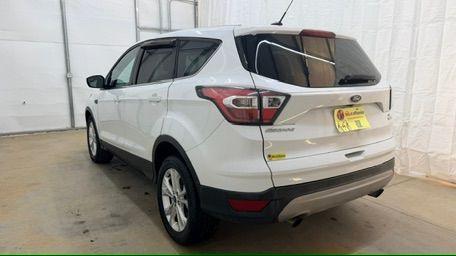 2017 White Ford Escape SE FWD (1FMCU0GD2HU) with an 1.5L L4 DOHC 16V engine, 6-Speed Automatic transmission, located at 1806 Veterans Memorial Hwy SW, Austell, GA, 30168, (770) 944-9558, 33.817959, -84.606987 - Photo#3
